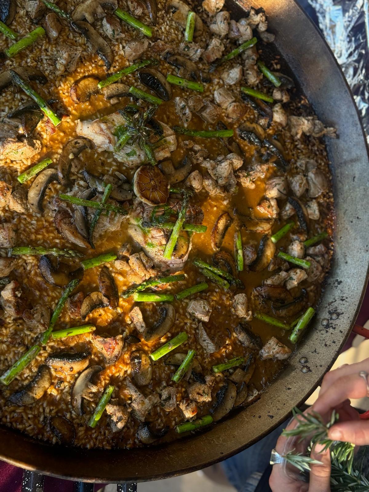 Secreto Ibérico, Mushrooms & Asparagus Paella